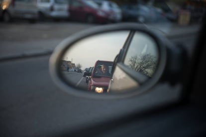 Uno trabajador bloqueado en un embotellamiento a la salida de la acería en Radinac (municipio de Smederevo, Serbia).