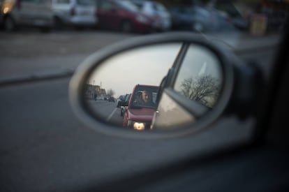 Uno trabajador bloqueado en un embotellamiento a la salida de la acer&iacute;a en Radinac (municipio de Smederevo, Serbia). 