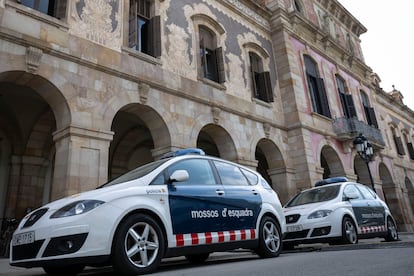 Vehículos de los Mossos d'Esquadra, este miércoles ante el Parlament.