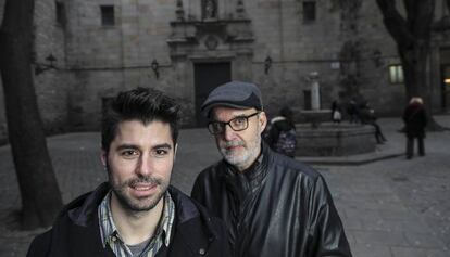 Los directores de cine Llu&iacute;s Quilez, a la izquierda, y Juanjo Gim&eacute;nez en la plaza de Sant Felip Neri de Barcelona.