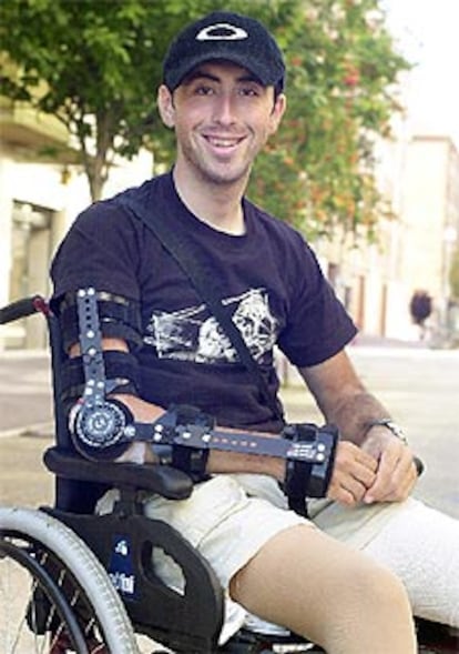Joseba Beloki, sonriente, en su silla de ruedas.