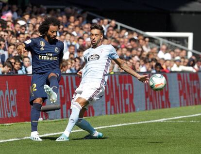 El jugador brasileño del Real Madrid, Marcelo (izquierda), disputa el balón con Brais Méndez, del Celta de Vigo.