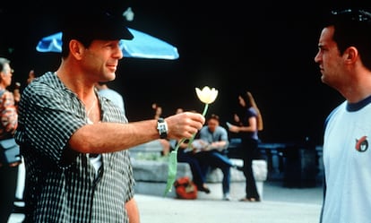 Bruce Willis (a la izquierda) y Matthew Perry, en un fotograma de 'Falsas apariencias' del director Jonathan Lynn.