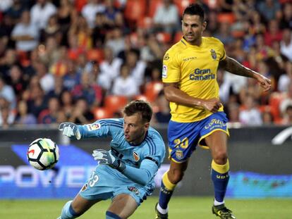 Vitolo trata de anticiparse a Neto, portero del Valencia.