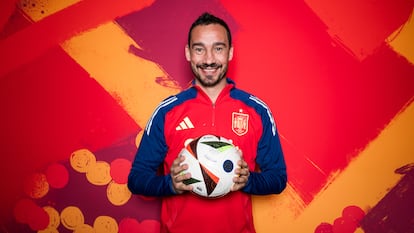 Pablo Amo posa para la revista oficial de la Eurocopa 2024, ganada por España.