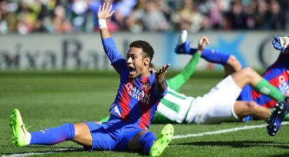 Neymar protesta el penalti antes del gol anulado ante el Betis.