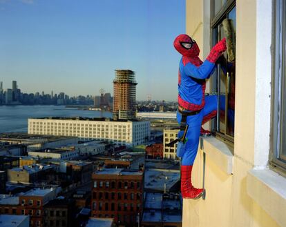 Profesionales latinos en Nueva York. Spiderman es Bernabe Mendez, nativo del estado de Guerrero, su labor es limpiar las ventanas de los rasacacielos neoyorkinos. Gracias a su trabajo, logra mandar 500 dólares a su familia cada mes.