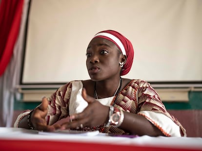 Gloria impartiendo una conferencia en la Escuela Superior Politécnica de la Juventud de Uagadugu (ESUP-Jeunesse).