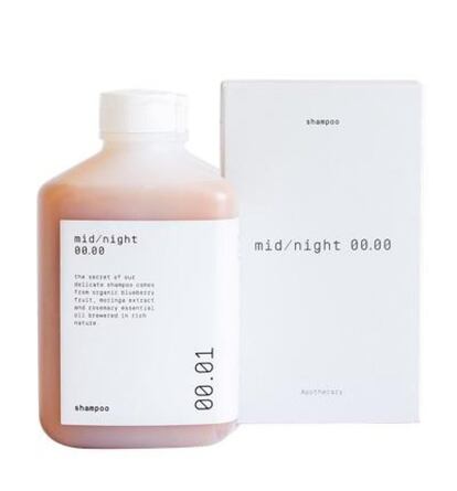 La rutina en cuatro minutos. La fundadora de Midnight 00.00, Nina Urgell, insiste en huir de la cosmética puntual y reactiva y apostar por rutinas preventivas y saludables. Es vegano, unisex y está elaborado a partir de ingredientes naturales como arándano y extracto de aceite de moringa y romero. Se adaptan a todo tipo de pieles y de cabellos porque su objetivo es simplificar al máximo la rutina para empezar el día con buen pie. La idea es que cada producto represente un minuto, de ahí los nombres de su colección: champú 00:01, acondicionador 00:02, gel de ducha 00:03 y bálsamo de cuerpo 00:04. Se vende en exclusiva en Laconicum. Precio: desde 18 euros.