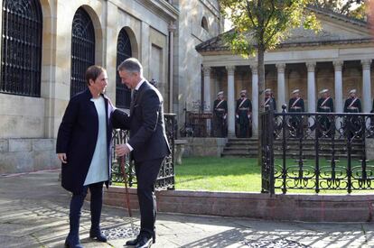 La presidenta de Navarra, Uxue Barcos, junto al Lehendakari, Iñigo Urkullu, frente a la Casa de Junta de Gernika.
