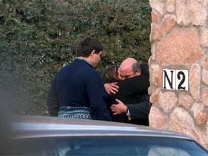 El marido de la asesinada en Valdetorres de Jarama recibía ayer las condolencias de sus allegados.