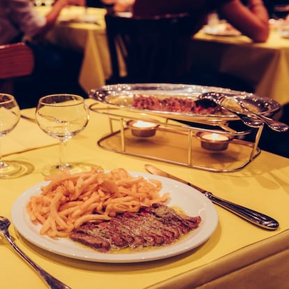 A L'Entrecôte només es menja amanida i filet tallat amb patates fregides.