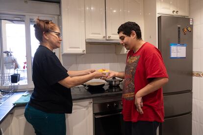 Elisa y su hijo, este sábado en la vivienda que comparten con otras cinco personas en Alcalá de Henares. 