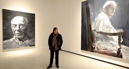 Yan Pei-Ming entre dos de sus obras, en el CAC M&aacute;laga.