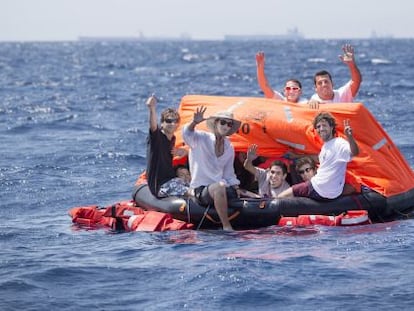 Los estudiantes de N&aacute;utica en la balsa  salvavidas ante la costa de Barcelona.