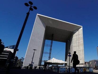 Arco de la Defensa, en La Defense, el distrito financiero de París.