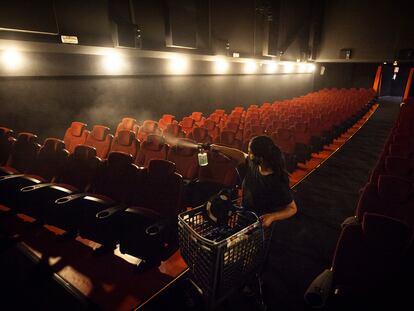 Los cines Verdi de Barcelona se preparan para su reapertura.