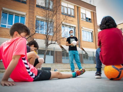 El exjugador del Barça Oleguer Presas entrenado a unos niños en Sabadell.