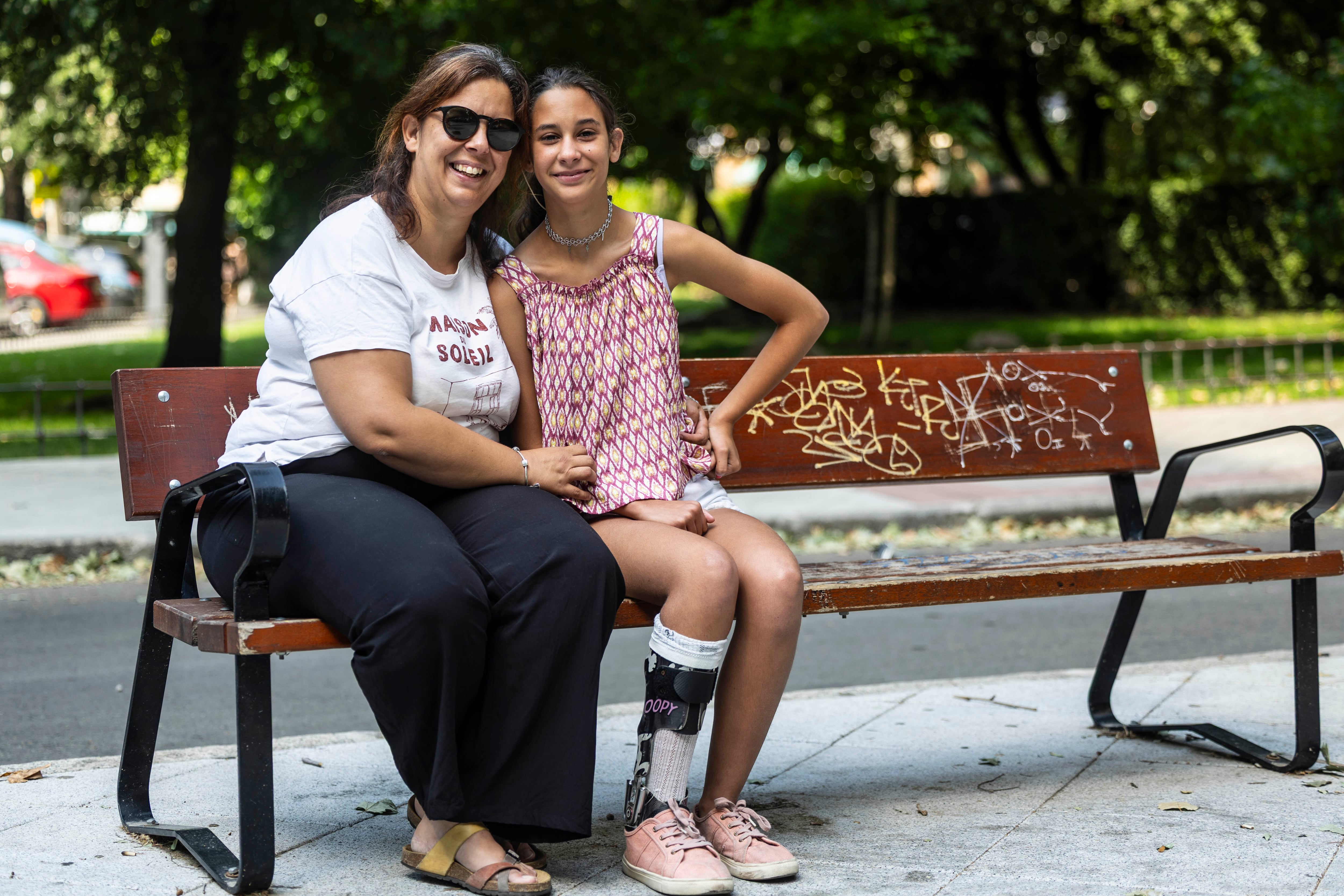 Mónica Sánchez y su hija Irene, que ha tenido secuelas por una infección de citomegalovirus durante el embarazo de su madre, el 6 de julio, en Las Rozas (Madrid). 