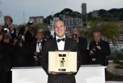 C&eacute;sar Augusto Acevedo, con su premio en Cannes.