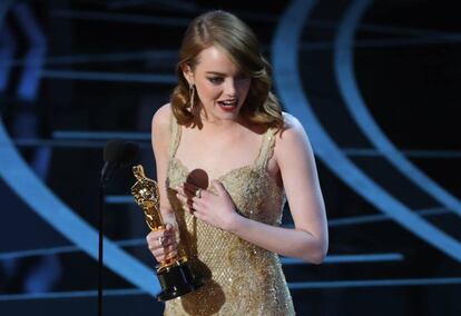 Emma Stone recogiendo su Oscar a mejor actriz.