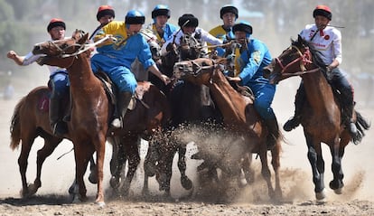 Kazajos y rusos compiten en el deporte asiático "kökbürü" en la tercera edición de los Juegos Mundiales Nómadas con sus águilas reales en el lago Issyk-Kul a unos 300km de Biskek (Kirguizistán).