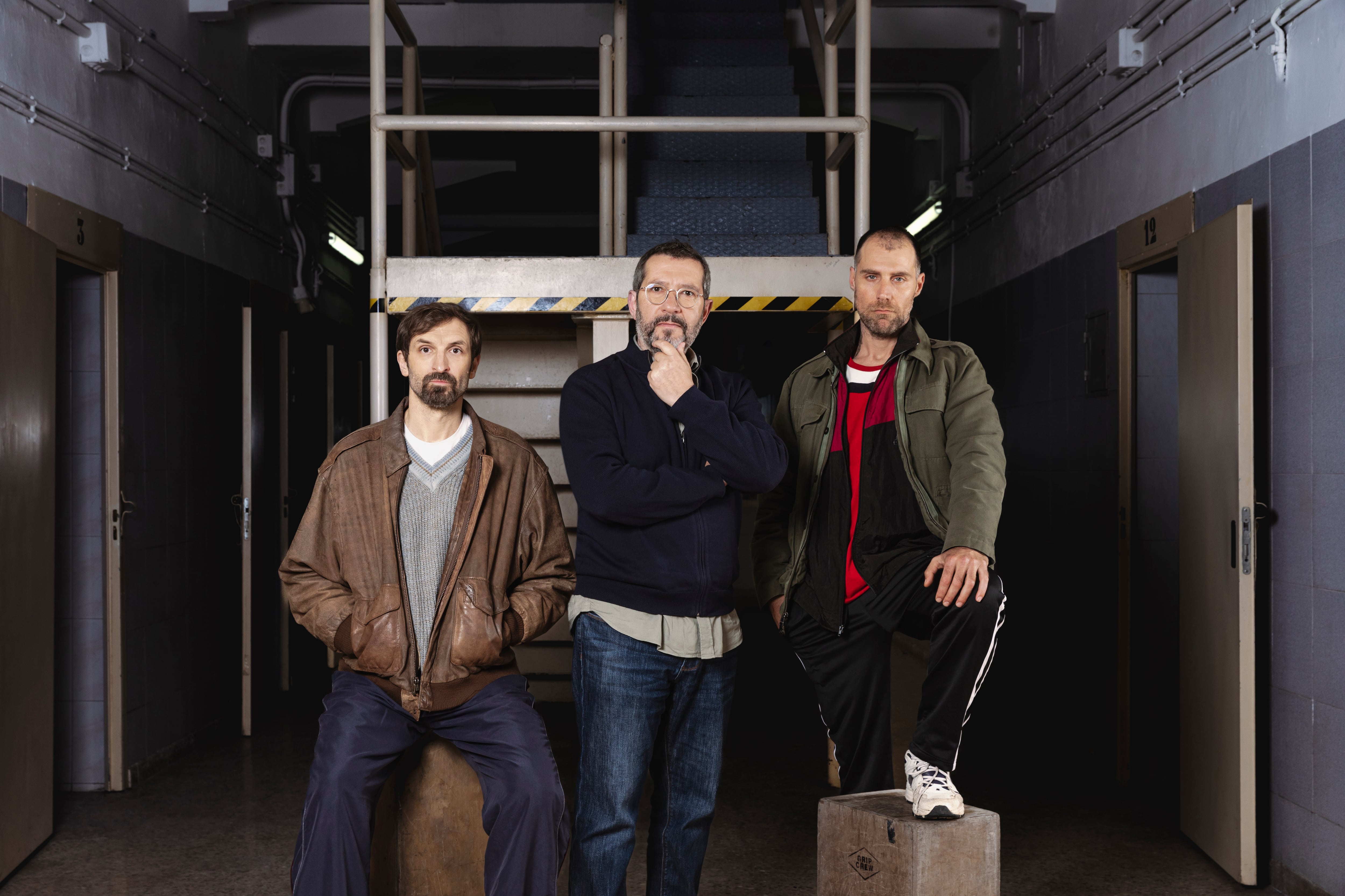 Los actores Julián Villagrán y José Manuel Poga, con el periodista Carles Porta (en el centro), en una imagen cedida por Atresmedia.