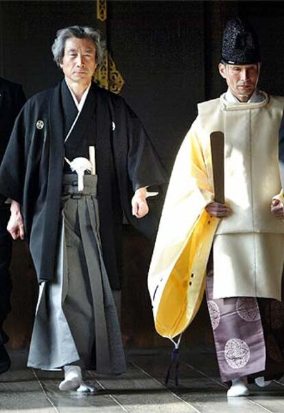 Koizumi (izquierda), con un monje en el santuario de Yasukuni, en 2004.