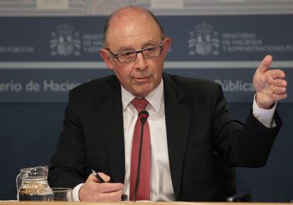 El ministro de Hacienda Cristóbal Montoro, durante la rueda de prensa que ofreció ayer para informar sobre el déficit público.