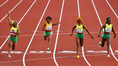 La jamaicana Shelly-Ann Fraser-Pryce, a la izquierda, celebra la victoria en la final del 100m en el Mundial. A la derecha del todo, sus compatriota Sherley Jackson, plata, y a su lado Elaine Thompson-Herah, bronce.