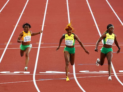 La jamaicana Shelly-Ann Fraser-Pryce, a la izquierda, celebra la victoria en la final del 100m en el Mundial. A la derecha del todo, sus compatriota Sherley Jackson, plata, y a su lado Elaine Thompson-Herah, bronce.