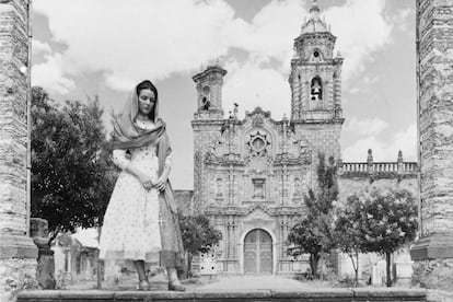 María Félix delante del templo de San Francisco Acatepec. La película fue grabada en el municipio de San Pedro Cholula (Puebla).