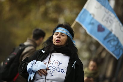 Uma manifestante reza contra o aborto legal.