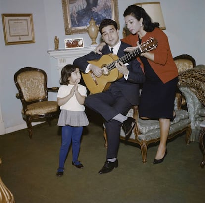 Lola Flores y Antonio González, 'El Pescaílla', con su hija Lolita.