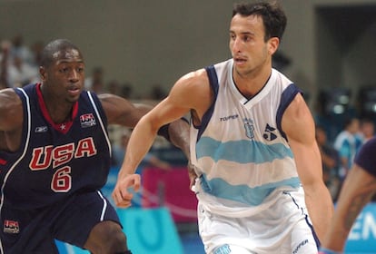 El jugador de la selección argentina de baloncesto Emanuel Ginobili supera a estadounidense Dwayne Wade en la semifinal masculina ante EEUU, en la que Argentina se impuso por 89-81 en un encuentro disputado en el Olympic Indoor Hall de Atenas en 2004.