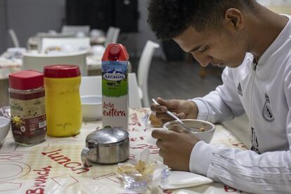 La comida favorita de Abdel es la que hace su madre, especialmente la harira, una sopa tradicional marroquí. Él aprendió a cocinar gracias a ella en los largos ratos que pasaban en casa.