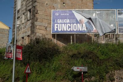 Carteles electorales del PP y el PSOE, el martes, en Ourense. 