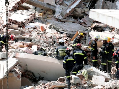 Bomberos trabajan en la zona del suceso, este jueves.