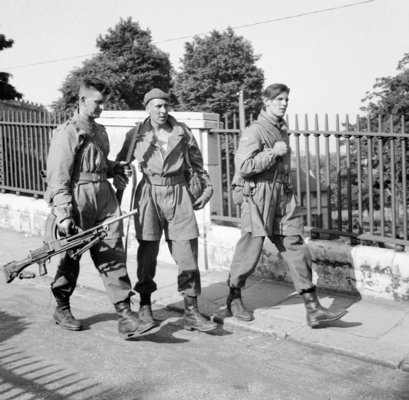 Paracaidistas británicos con la indumentaria que llevaban en la época de la Operación Biting.