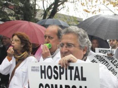 Los médicos avisan a Feijóo de que el ajuste hará zozobrar la sanidad pública