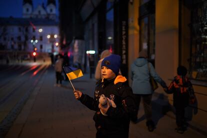 Un niño con una bandera ucrania en el centro de Lviv en marzo