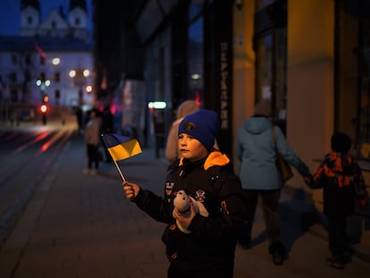 Un niño con una bandera ucrania en el centro de Lviv en marzo