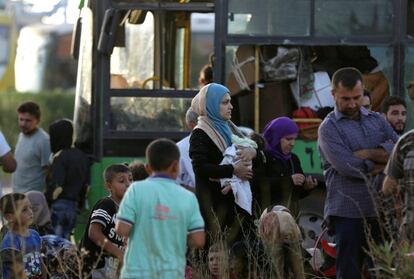 Civiles durante la evacuación de las localidades de Fua y Kefraya.