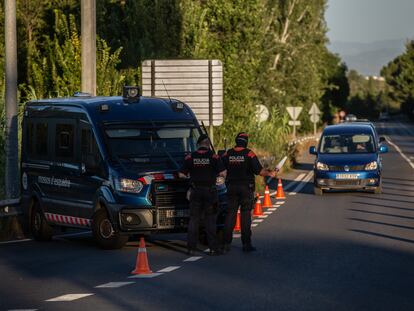 Mossos d'Esquadra en un control de tráfico.