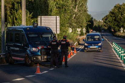 Un Mosso d'Esquadra controla el acceso a la A2 dirección Barcelona en Lleida, capital de la comarca del Segrià, en Lleida, Catalunya (España), el pasado 6 de julio.