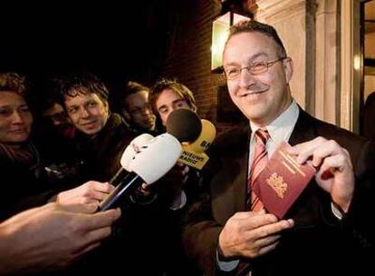 Ahmed Aboutaleb muestra el pasaporte holandés tras su nombramiento, el 15 de febrero en La Haya.