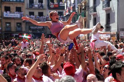 Una mujer se lanza al público tras el chupinazo de San Fermín 2019.