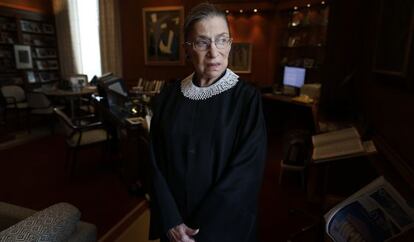 La juez Ruth Bader Ginsburg en su despacho de la Corte Suprema en Washington.