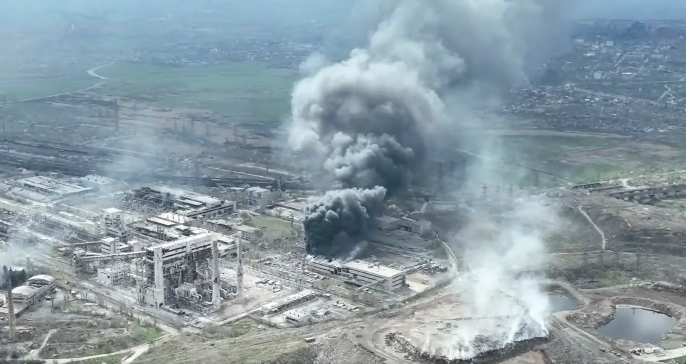 Imagen de un bombardeo contra la planta de Azovstal obtenida por un dron y difundida el martes por el Ayuntamiento de Mariupol.