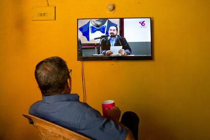 Un hombre mira la televisión local en Managua (Nicaragua) mientras el Magistrado Octavio Rothschuh anuncia que más de 222 presos políticos están libres y en camino a EE UU, este 9 de febrero.